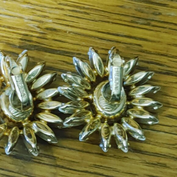 Napier White Enamel Daisy Clip On Earrings Vintage Floral Gold Tone Retro - Picture 9 of 11